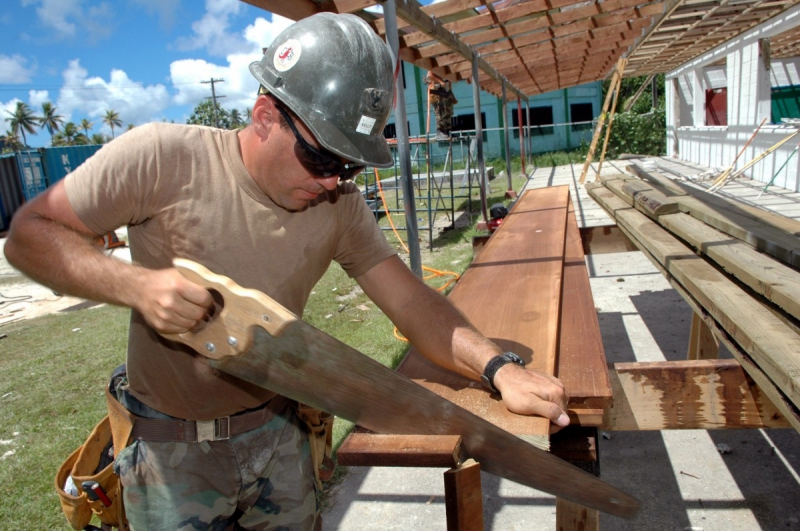 charpentier-ROQUEBILLIERE-min_worker_construction_building_carpenter_male_job_build_helmet-893290